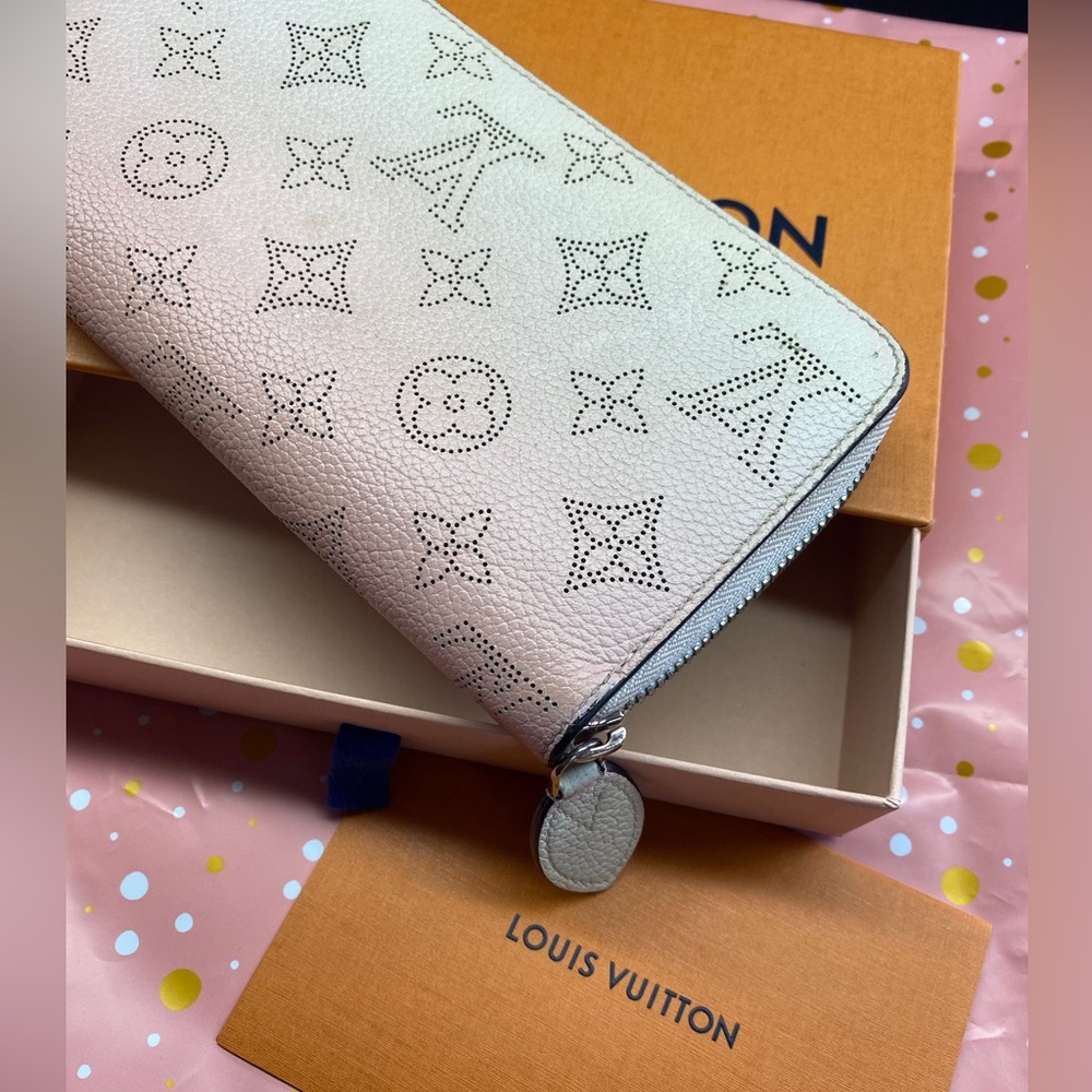 Louis Vuitton Mahina Monogram Wallet - Picture 4 of 16